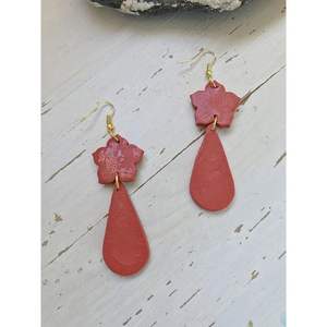 Boucles d'oreilles en résine élégantes, finition brillante, design moderne, accessoires de mode durables et luxueux, conçus par des artisans expérimentés, cristal tendance - Product Image 1