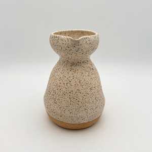 Vase de table artisanal 2026, forme irrégulière, motif floral, style Wabi-Sabi, en béton, par Universal Overseas - Product Image 4