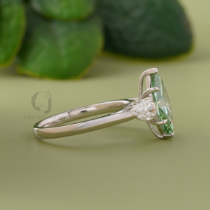 Bague trois pierres en diamant de laboratoire vert vif 1,64 ct taille marquise avec accents latéraux en poire argent et or, bijoux de fiançailles et de mariée uniques - Product Image 2
