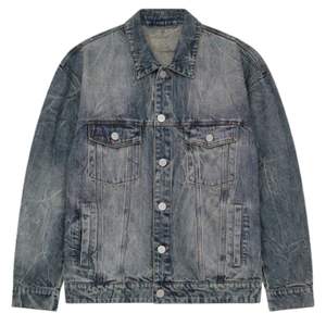 Veste en jean vintage pour homme avec un design élégant, un tissu durable et des détails de boutons classiques pour un look décontracté moderne - Product Image 1