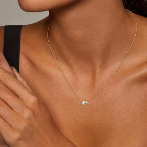 Collar de Oro con Colgante de Hoja Esculpida y Diamantes - Product Image 4