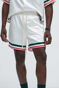 Shorts en satin blanc pour hommes avec bandes latérales vertes et rouges, taille à cordon de serrage, style décontracté - Product Image 4