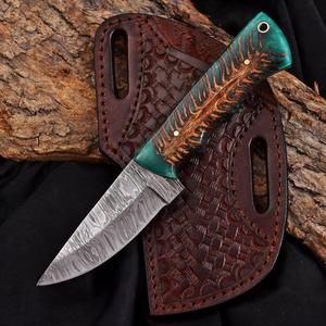 Couteau de chasse et de dépecage artisanal en acier Damas, lame fixe de style western, couteau de camping d'extérieur avec manche en résine de cône de pin vert - Product Image 1