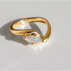 แหวนหมั้นเพชรเดี่ยวทรงบายพาสทองคำ 14K ดีไซน์หรูหรา พร้อมใบรับรอง IGI - Product Image 1
