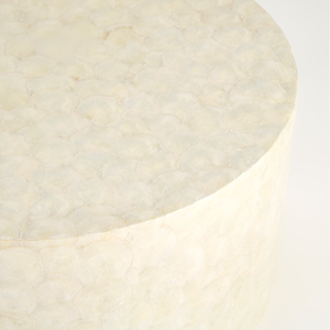 Elegante mesa auxiliar de nácar, mesa auxiliar bohemia color crema hecha a mano, mueble decorativo luminoso y sostenible de Vietnam - Product Image 4