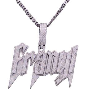 Venta al por mayor de joyería personalizada Hip Hop elegante fuente letra empalme colgante encanto Moissanite diamante nombre colgante para hombres y mujeres - Product Image 1