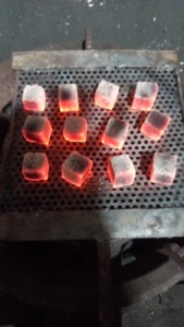Charbon de bois en briquettes à allumage instantané, idéal pour la cuisine indonésienne et parfait pour la chicha. - Product Image 4