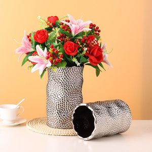 Vase à fleurs en métal de forme ronde avec un design élégant, parfait pour la décoration de table - Product Image 1