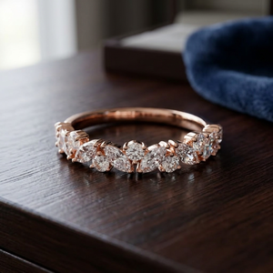 Anillo de compromiso clásico de oro rosa con diamantes de moissanita talla pera y diamantes blancos para mujer, regalo para ella - Product Image 2