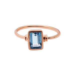 Bague en argent sterling 925 massif plaqué or rose avec topaze bleue naturelle rectangulaire sertie clos, bijoux fins Memoria Jewels, vente en gros - Product Image 1