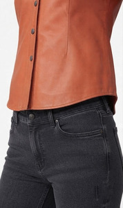 Chemise habillée moderne pour femme en cuir véritable tricoté, coupe ajustée, manches longues, boutonnée, avec 2 poches poitrine, idéale pour l'été - Product Image 6