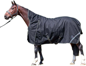 Manta impermeable para caballo con gran solapa para la cola y doble cierre en el pecho para uso en exteriores en todas las estaciones, color negro y rojo. - Product Image 2