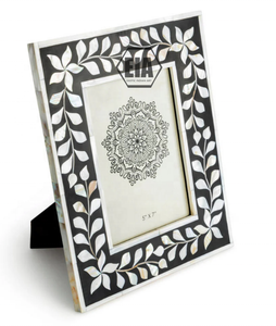 Cadre photo en résine artisanal de qualité supérieure avec une magnifique combinaison de couleurs et des couleurs personnalisées avec des puces collées à la main. - Product Image 4