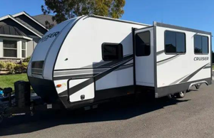 Camping-cars de luxe d'occasion 2023 2022 C-R-O-S-S-R-O-A-D-S RV C-R-U-I-S-E-R AIRE 27RBS - Product Image 4
