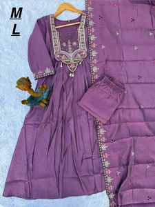 Dernière collection de Kurtis ethniques indiens et pakistanais en soie romaine, richement brodés avec des détails faits main, élégants pour les occasions festives, les fêtes et le bureau. - Product Image 4