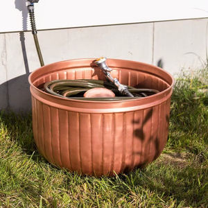 Bañera de Almacenamiento para Manguera de Jardín con Acabado Acanalado de Cobre y Poste Guía, Organizador de Tuberías de Agua para Exteriores - Product Image 1