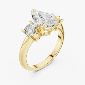 Anillo de Compromiso de Tres Piedras con Diamante Cultivado en Laboratorio de Corte Pera de 2.50 Ct, Oro Amarillo de 9K, Piedras Laterales Redondas, Joyería al por Mayor - Product Image 2