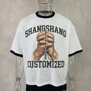 Camiseta blanca personalizada de manga corta para hombre con estampado de manos en oración y cruz, ribete en contraste, estilo urbano, tela jersey 100% - Product Image 1