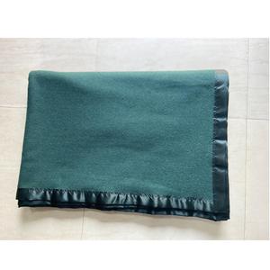 Couverture en laine vert olive OS 60x90 pouces pour le camping, les voyages et les activités de plein air - Product Image 4