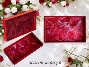 Plateau en bois rouge et résine époxy fait main, design géode, 3 tailles, cadeau de pendaison de crémaillère, art fonctionnel, plateau TV, cadeau pour hôte - Product Image 5