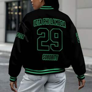 Chaqueta Universitaria Personalizada Iota Phi Lambda para Mujer, Negra, con Escudo de Letras Griegas, Número de Hermandad, Estilo Bomber - Product Image 2