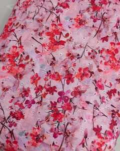 Tissu imprimé numérique de qualité supérieure en polyester, coton, rayonne et mousseline à motifs floraux pour robes, chemisiers et vêtements féminins - Product Image 1