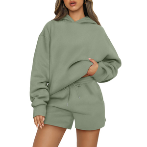 Ensemble de survêtement décontracté pour femme avec logo personnalisé imprimé, comprenant un sweat à capuche oversize et un short de sport - Product Image 2