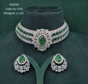 Parure de bijoux en zircon vert, avec boucles d'oreilles créoles fines et collier serti de griffes en forme de poire, idéale pour les mariages et les fêtes - Product Image 1