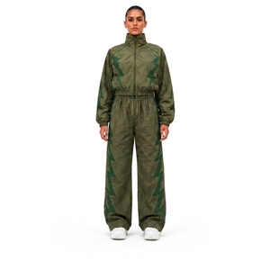 Conjunto Deportivo de Nylon, Chaqueta Negra con Cierre Completo y Pantalones Jogger a Juego, Ropa Deportiva Ligera para Entrenamiento y Uso Casual - Product Image 1
