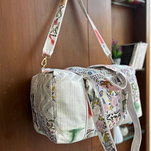 Floral Print Quilted Duffel Bag With Shoulder <b>Strap</b> Large Capacity Travel Weekender Bag Textile Material Zipper Closure - Product Image 3