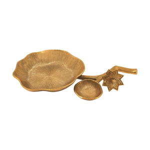 Cuenco de servir de metal dorado con forma de hoja de loto, adornado con un capullo y tallo esculpidos, plato decorativo de lujo con motivos botánicos. - Product Image 4
