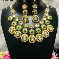 Ensemble de collier de mariée en alliage plaqué or Kundan avec boucles d'oreilles et tikka, bijoux indiens ornés de diamants américains, design tendance