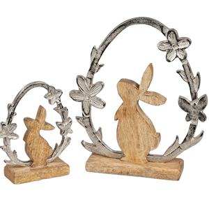Figurine de lapin en bois avec cadre en couronne florale en métal, ensemble d'accent décoratif artisanal pour la décoration de table et d'étagère de printemps de Pâques - Product Image 1