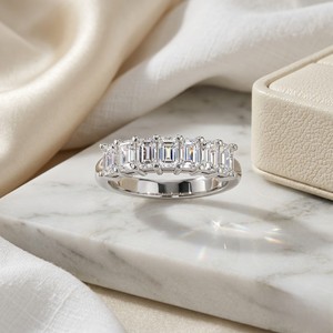 Bague de luxe pour femme plaquée or, sertie de sept pierres ovales de 2,10 carats, cultivées en laboratoire, montées à griffes - Product Image 1