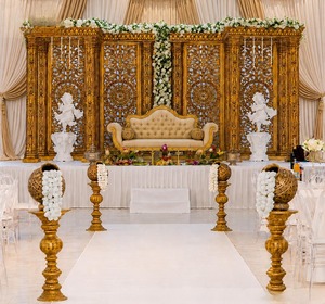 Decoración de Escenario para Bodas Modernas del Sur de la India, Diseño Lujoso en Dorado, Ligero, de Fibra de Vidrio, Fabricante y Exportador de Decoración para Bodas de Tendencia - Product Image 2