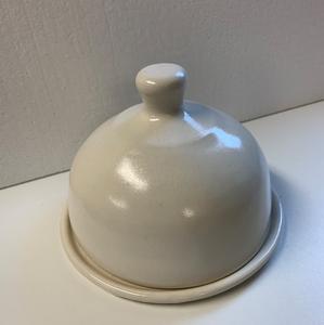 Élégant pot à beurre en forme de dôme avec couvercle à prise en main confortable, plateau de service rond, finition brillante, élégant récipient de rangement pour beurre sur le comptoir de cuisine - Product Image 1