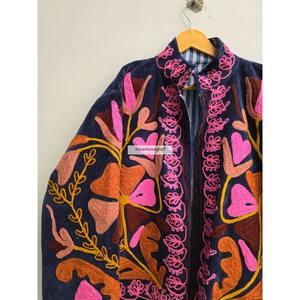 Chaqueta de terciopelo bordada a mano, estilo Suzani, abrigo corto informal para mujer, chaqueta unisex de invierno con forro interior de algodón. - Product Image 2