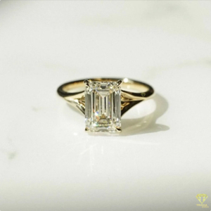 Luxurious Emerald Cut <b>Solitaire</b> Engagement <b>Ring</b> In Classic Gold Band With Minimalist And Sophisticated Design - Product Image 4