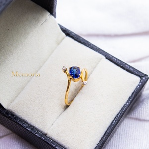 Bague Bypass en Or Jaune 18 carats avec Saphir Bleu Naturel Oval et Diamants, Collection Memoria Jewels – Vente en Gros - Product Image 5