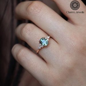 Bague de fiançailles classique pour femme en or rose plaqué or 18 carats avec moissanite taille coussin et sertissage à griffes - Product Image 6