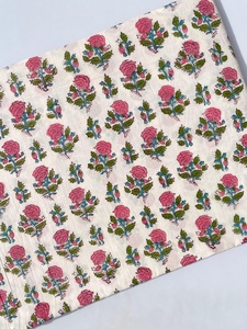 Tela de algodón estampada a mano con motivos florales, elegante, ecológica, reutilizable, personalizada, proveedor de tela estampada a mano para pedidos al por mayor. - Product Image 3
