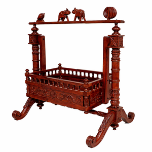 Cuna de madera tradicional estilo antiguo para la ceremonia Namkaran, decoración para la cuna del bebé. Compre una cuna dorada premium para la ceremonia Namkaran. - Product Image 3
