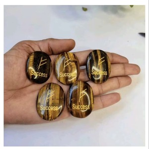 Pierre de poche œil de tigre gravée « Succès », style religieux, en agate, pour décoration intérieure, vente en gros - Product Image 1