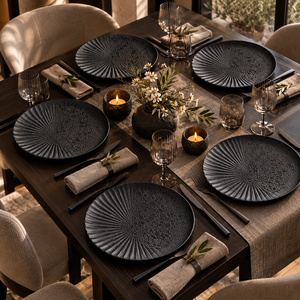Assiette à dîner noire texturée Shadow Shell, motif coquillage sculpté, vaisselle de table moderne décorative |   Assiette Premium - Product Image 2
