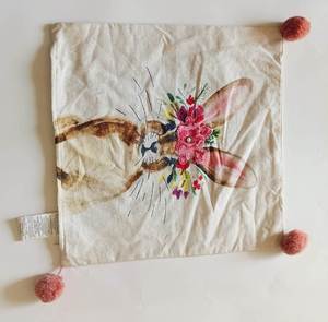 Les housses de coussin à motifs floraux apportent une sensation naturelle et fraîche à toute pièce, alliant des tons pastel doux avec des motifs botaniques pour un effet apaisant. - Product Image 6