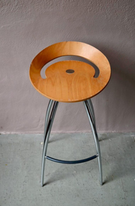 Tabouret de bar moderne en bois avec siège ergonomique incurvé et design robuste à quatre pieds, parfait pour le comptoir de cuisine et la salle à manger - Product Image 2