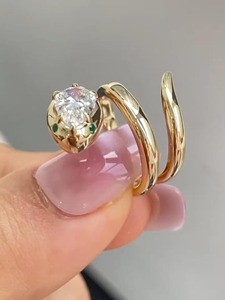 แหวนเพชรแล็บโกรว์ดีไซน์งู ทองคำแท้ 14K ประดับเพชร 3 เม็ด แบบหนามเตย รับรองโดย IGI สไตล์มินิมอล ลายสัตว์ ของขวัญวันครบรอบ - Product Image 4