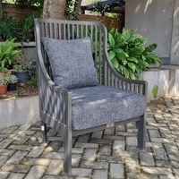 Chaise longue d'extérieur élégante et confortable en bois de teck massif avec lattes, coussin gris foncé rembourré en mousse, aucun assemblage requis