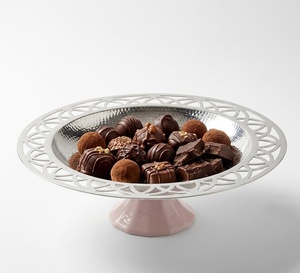Plateau à chocolat artisanal de luxe, plateau de service en argent avec motif géométrique, finition en métal poli, base rose pour anniversaires, mariages - Product Image 1