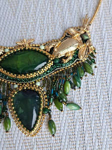 Collier brodé de perles de verre gracieuses Mélange parfait d'artisanat traditionnel et d'élégance contemporaine - Product Image 6